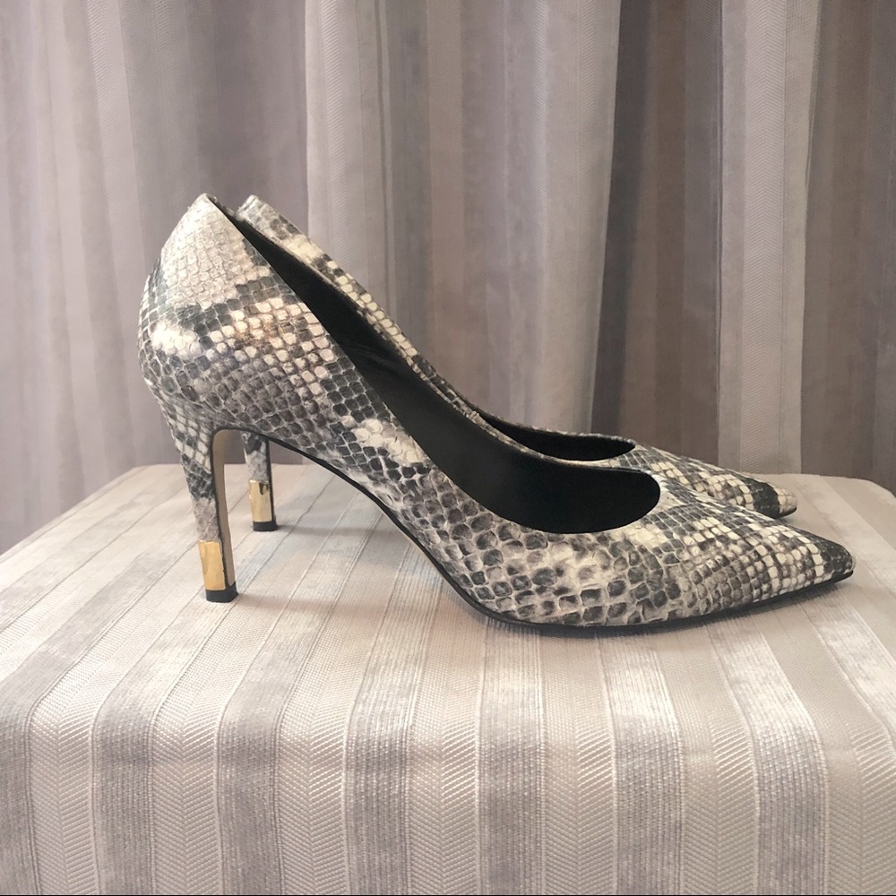 GUESS Heels- snakeskin print